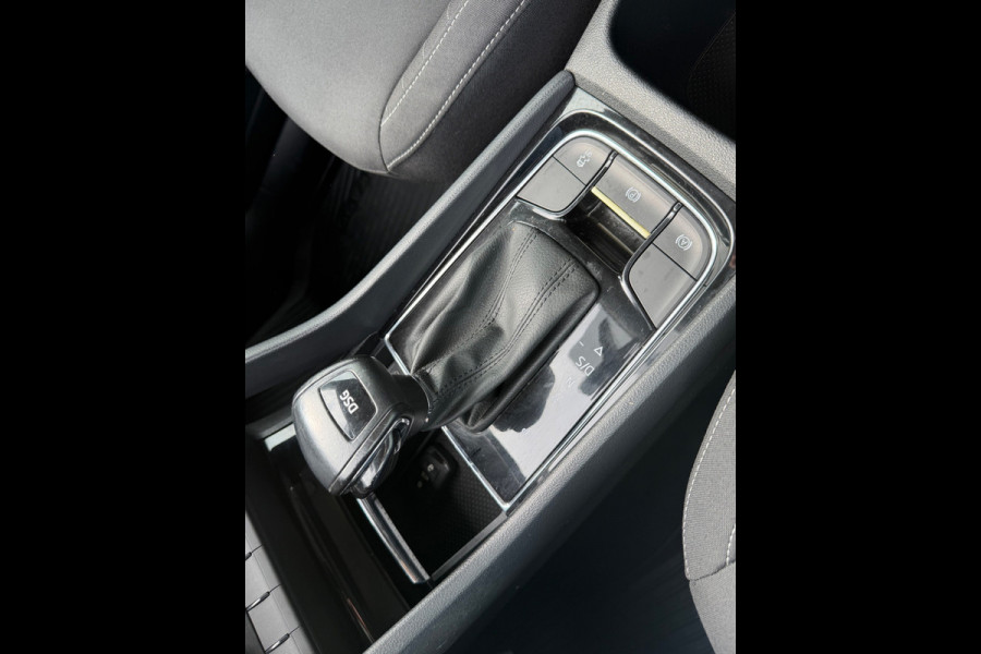 Škoda Karoq 1.5 TSI ACT Business Edition, trekhaak, stoelverwarming, navigatie, climaat controle