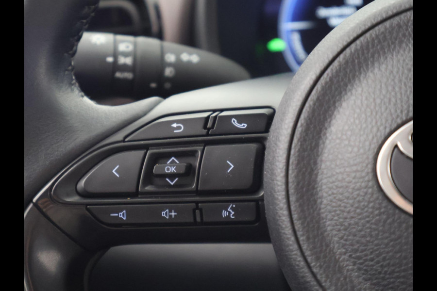 Toyota Yaris Cross 1.5 Hybrid 130 Executive Bi-Tone | HUD | Parkeersensoren | Stuur- & Stoelverwarming | Navigatie | BSM