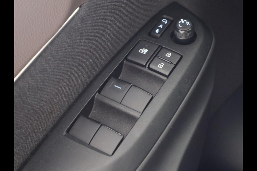 Toyota Yaris Cross 1.5 Hybrid 130 Executive Bi-Tone | HUD | Parkeersensoren | Stuur- & Stoelverwarming | Navigatie | BSM