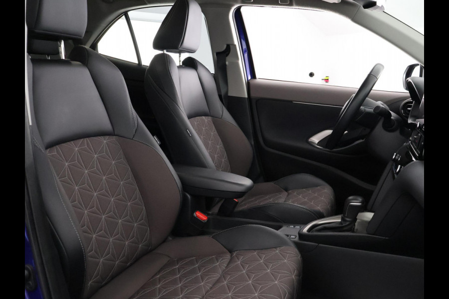 Toyota Yaris Cross 1.5 Hybrid 130 Executive Bi-Tone | HUD | Parkeersensoren | Stuur- & Stoelverwarming | Navigatie | BSM