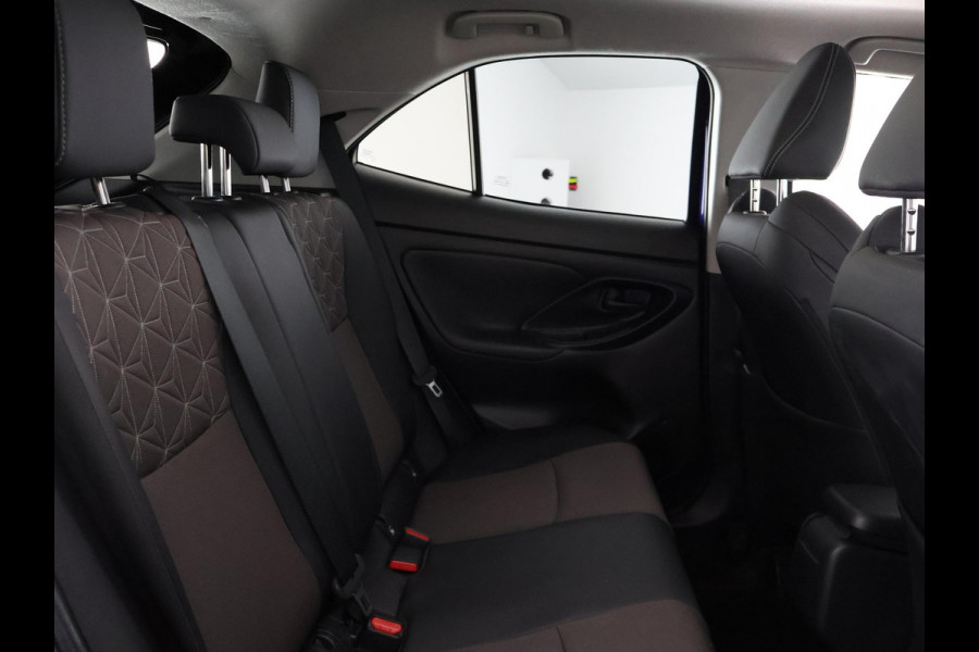 Toyota Yaris Cross 1.5 Hybrid 130 Executive Bi-Tone | HUD | Parkeersensoren | Stuur- & Stoelverwarming | Navigatie | BSM