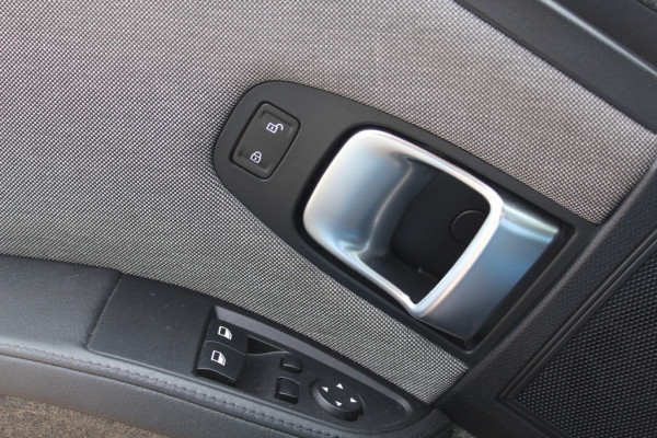 BMW i3 Executive Edition 120Ah 42 kWh / SoH 87,8% / Camera / Navigatie / 20'' / LED / Warmtepomp / Stoelverwarming / DAB / Cruise Control