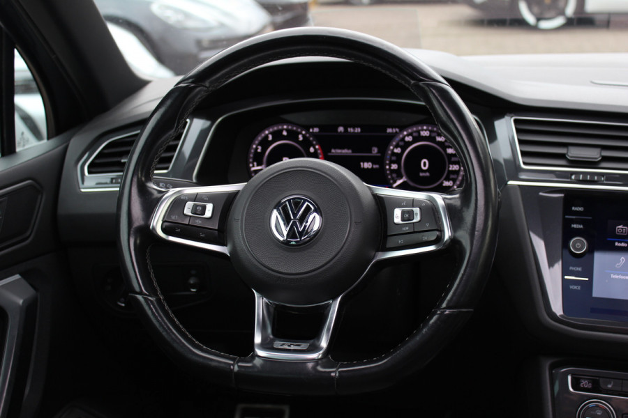 Volkswagen Tiguan 2.0 TSI 4Motion Highline Business R / Trekhaak / Panoramadak / Camera / Head-up / CarPlay / 20'' / Dodehoek / Virtual Cockpit / Stoelverwarming 4x / DAB / ACC