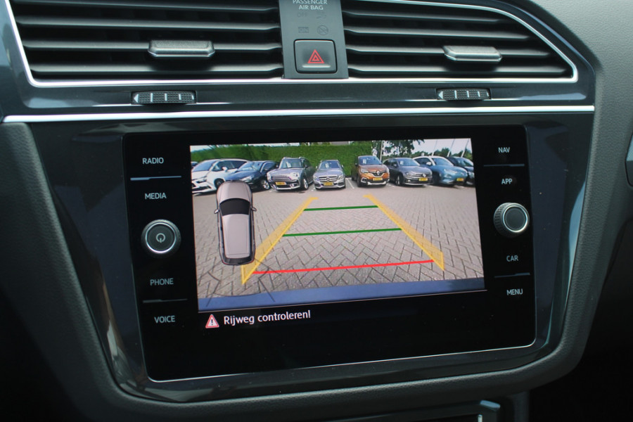 Volkswagen Tiguan 2.0 TSI 4Motion Highline Business R / Trekhaak / Panoramadak / Camera / Head-up / CarPlay / 20'' / Dodehoek / Virtual Cockpit / Stoelverwarming 4x / DAB / ACC
