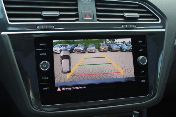 Volkswagen Tiguan 2.0 TSI 4Motion Highline Business R / Trekhaak / Panoramadak / Camera / Head-up / CarPlay / 20'' / Dodehoek / Virtual Cockpit / Stoelverwarming 4x / DAB / ACC