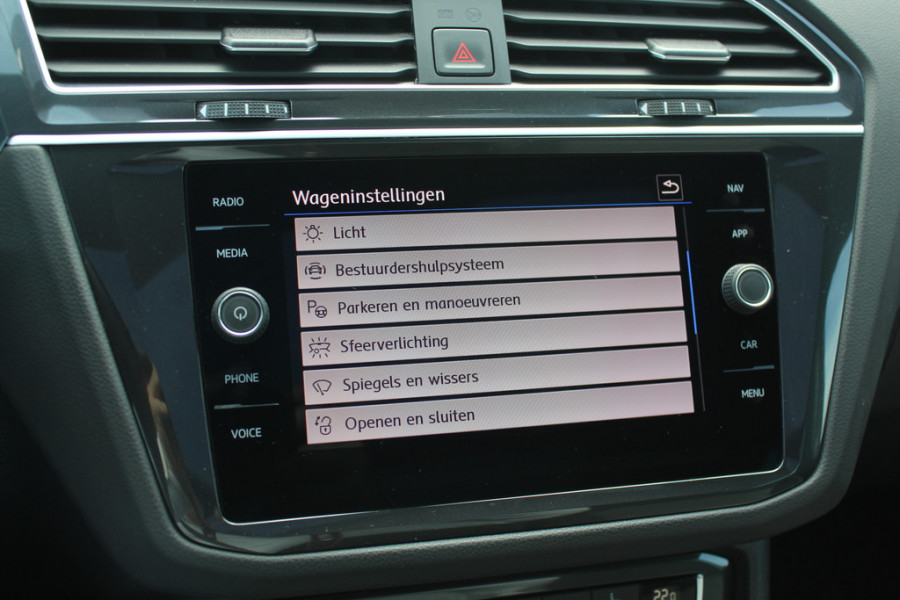 Volkswagen Tiguan 2.0 TSI 4Motion Highline Business R / Trekhaak / Panoramadak / Camera / Head-up / CarPlay / 20'' / Dodehoek / Virtual Cockpit / Stoelverwarming 4x / DAB / ACC