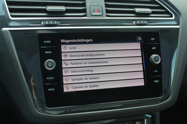 Volkswagen Tiguan 2.0 TSI 4Motion Highline Business R / Trekhaak / Panoramadak / Camera / Head-up / CarPlay / 20'' / Dodehoek / Virtual Cockpit / Stoelverwarming 4x / DAB / ACC