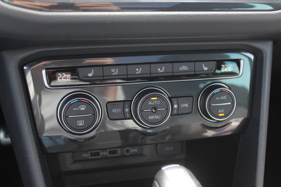 Volkswagen Tiguan 2.0 TSI 4Motion Highline Business R / Trekhaak / Panoramadak / Camera / Head-up / CarPlay / 20'' / Dodehoek / Virtual Cockpit / Stoelverwarming 4x / DAB / ACC