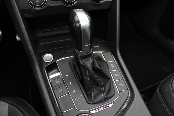 Volkswagen Tiguan 2.0 TSI 4Motion Highline Business R / Trekhaak / Panoramadak / Camera / Head-up / CarPlay / 20'' / Dodehoek / Virtual Cockpit / Stoelverwarming 4x / DAB / ACC