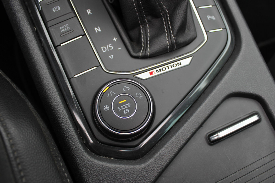 Volkswagen Tiguan 2.0 TSI 4Motion Highline Business R / Trekhaak / Panoramadak / Camera / Head-up / CarPlay / 20'' / Dodehoek / Virtual Cockpit / Stoelverwarming 4x / DAB / ACC
