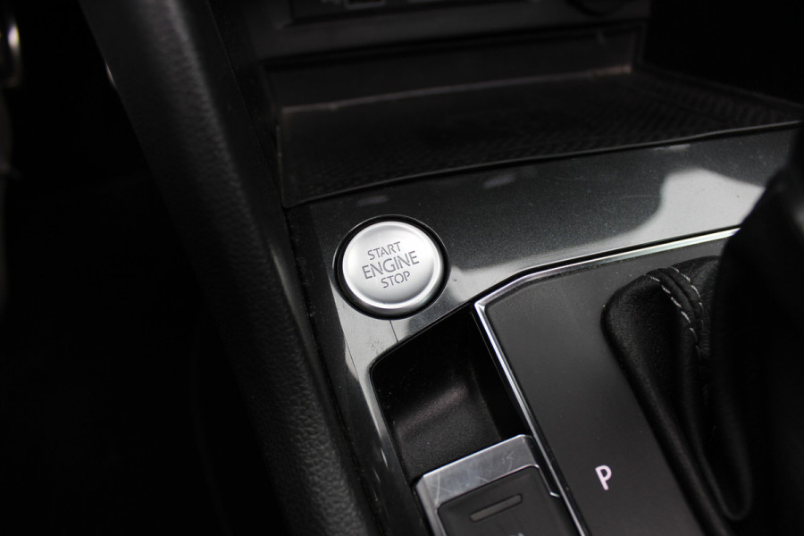 Volkswagen Tiguan 2.0 TSI 4Motion Highline Business R / Trekhaak / Panoramadak / Camera / Head-up / CarPlay / 20'' / Dodehoek / Virtual Cockpit / Stoelverwarming 4x / DAB / ACC