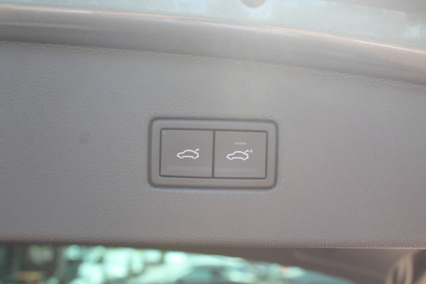 Volkswagen Tiguan 2.0 TSI 4Motion Highline Business R / Trekhaak / Panoramadak / Camera / Head-up / CarPlay / 20'' / Dodehoek / Virtual Cockpit / Stoelverwarming 4x / DAB / ACC