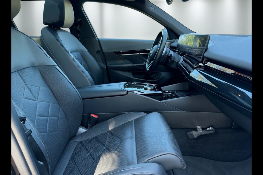 BMW 5 Serie Touring 530e, M sport PRO, ALLE OPTIES, panoramadak, electr bedienbare trekhaak,b&w, nieuwprijs € 98781,- NL auto nap