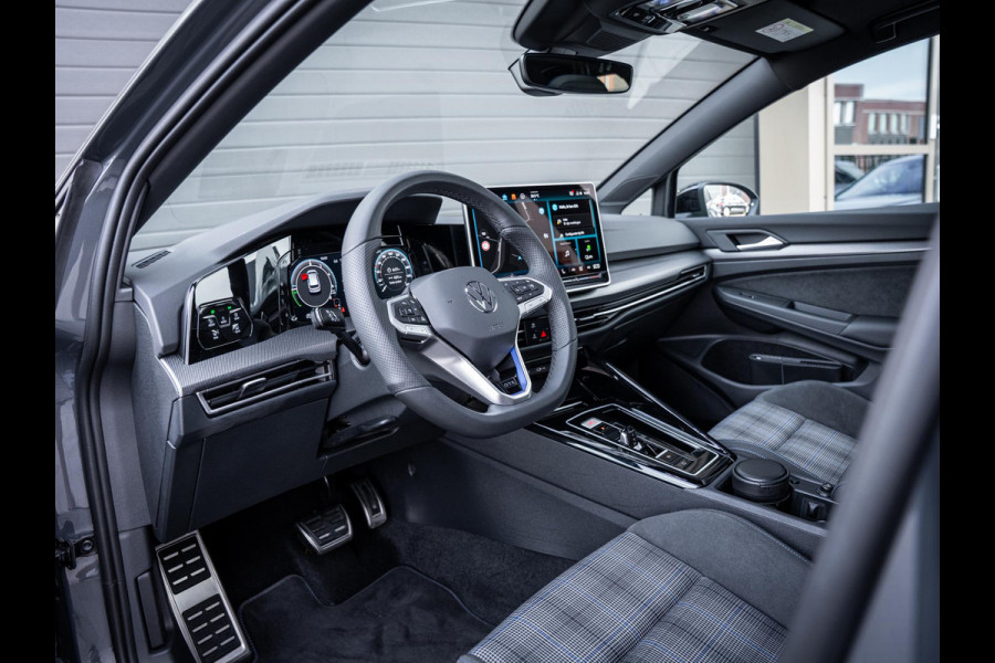 Volkswagen Golf 8.5 1.5 eHybrid GTE - Pano l HUD l 360cam l Dodehoek