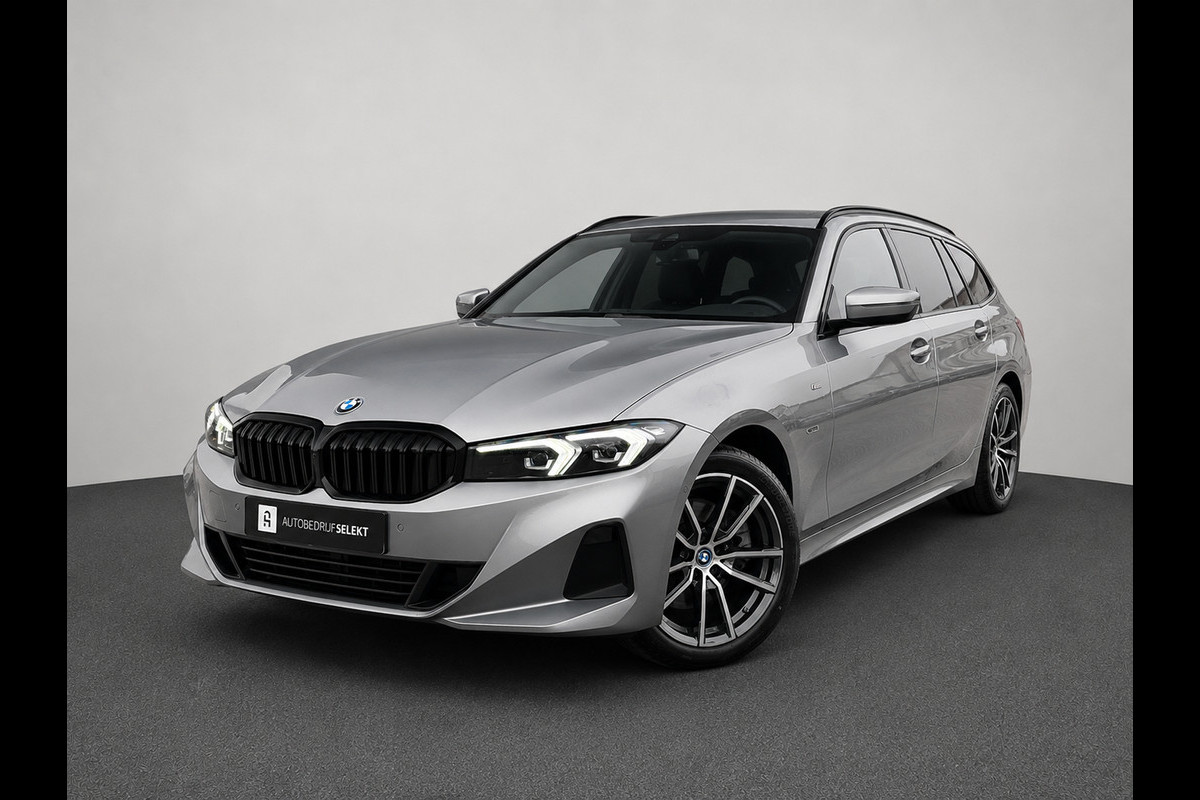 BMW 3 Serie Touring 320e | Trekhaak | Nieuw model | Carplay | Camera | Skyscraper grau | Sfeerverlichting | Widescreen | M Shadow