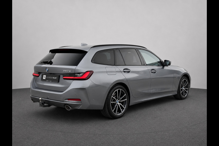 BMW 3 Serie Touring 320e | Trekhaak | SOH 95% | Carplay | Camera | Skyscraper grau | Sfeerverlichting | Widescreen | M Shadow