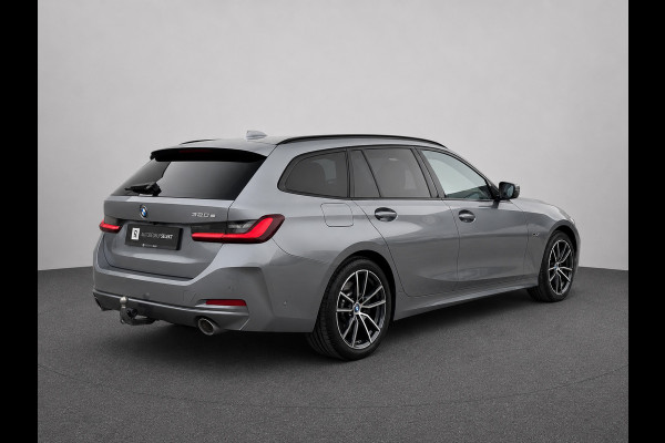 BMW 3 Serie Touring 320e | Trekhaak | SOH 95% | Carplay | Camera | Skyscraper grau | Sfeerverlichting | Widescreen | M Shadow