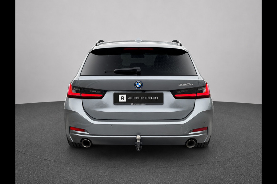 BMW 3 Serie Touring 320e | Trekhaak | SOH 95% | Carplay | Camera | Skyscraper grau | Sfeerverlichting | Widescreen | M Shadow