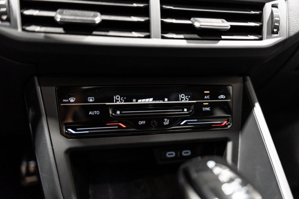 Volkswagen Taigo 1.0 TSI R-Line DSG IQ PANO CAMERA