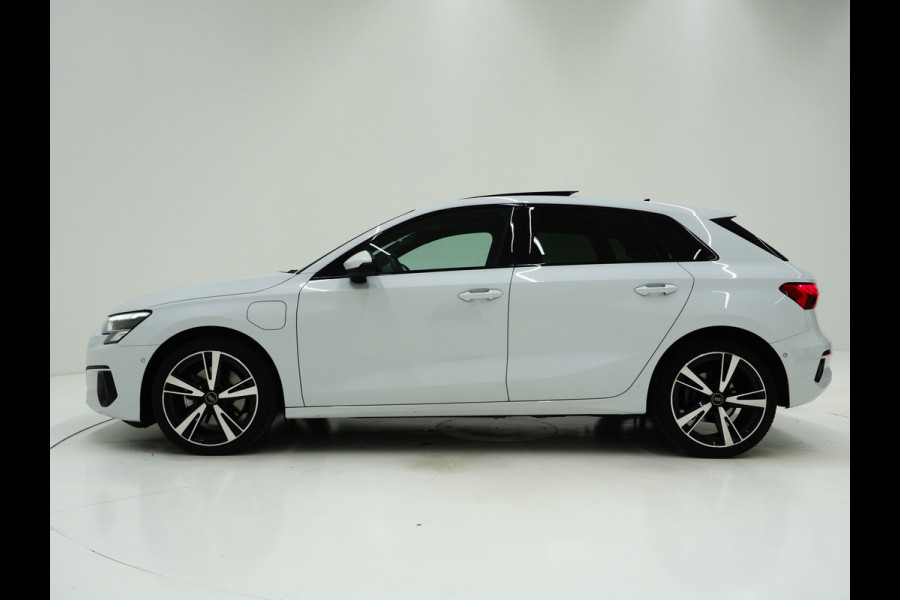Audi A3 Sportback 40 TFSI e Full Black 204PK | Lederen Sportstoelen | Panoramadak | Camera | Keyless | Sfeerlicht | Carplay