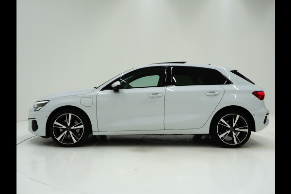 Audi A3 Sportback 40 TFSI e Full Black 204PK | Lederen Sportstoelen | Panoramadak | Camera | Keyless | Sfeerlicht | Carplay