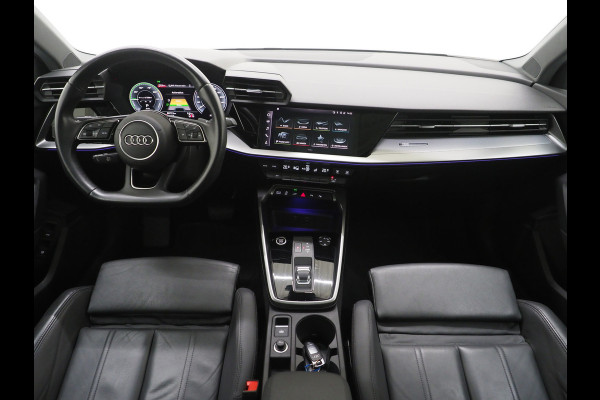 Audi A3 Sportback 40 TFSI e Full Black 204PK | Lederen Sportstoelen | Panoramadak | Camera | Keyless | Sfeerlicht | Carplay