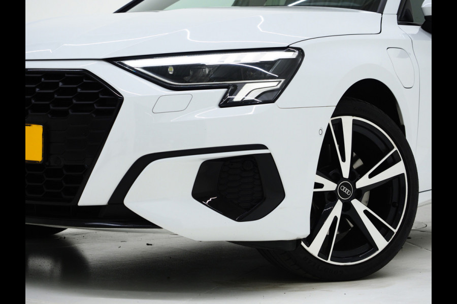 Audi A3 Sportback 40 TFSI e Full Black 204PK | Lederen Sportstoelen | Panoramadak | Camera | Keyless | Sfeerlicht | Carplay