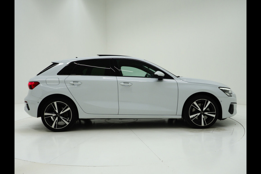 Audi A3 Sportback 40 TFSI e Full Black 204PK | Lederen Sportstoelen | Panoramadak | Camera | Keyless | Sfeerlicht | Carplay
