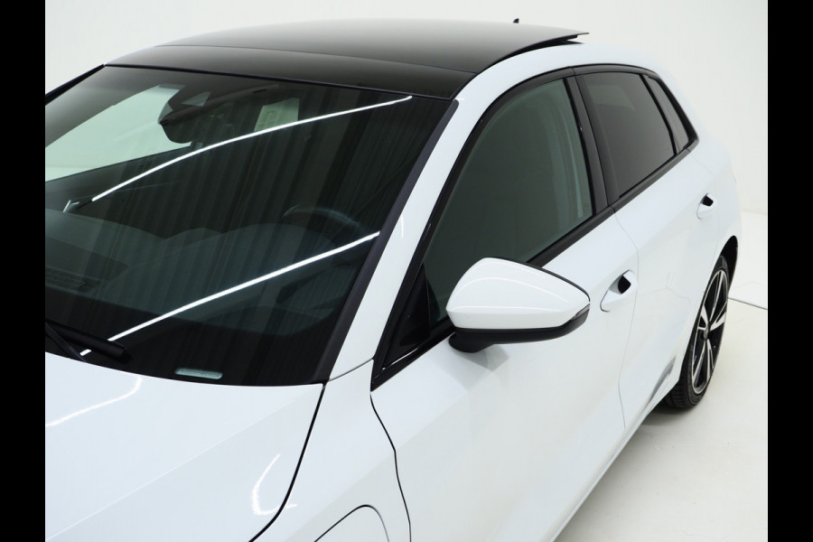 Audi A3 Sportback 40 TFSI e Full Black 204PK | Lederen Sportstoelen | Panoramadak | Camera | Keyless | Sfeerlicht | Carplay