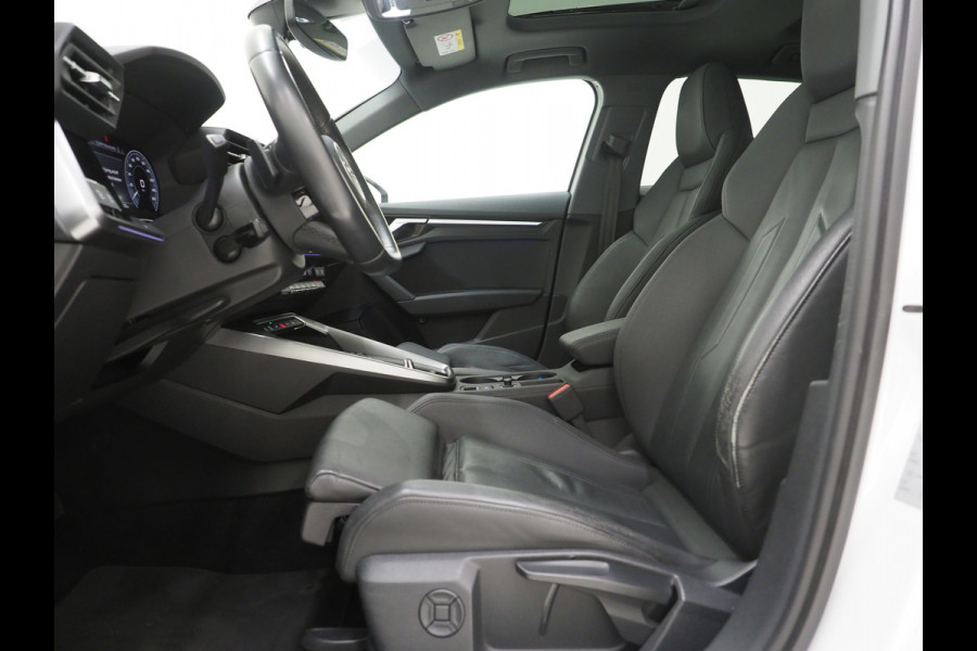 Audi A3 Sportback 40 TFSI e Full Black 204PK | Lederen Sportstoelen | Panoramadak | Camera | Keyless | Sfeerlicht | Carplay