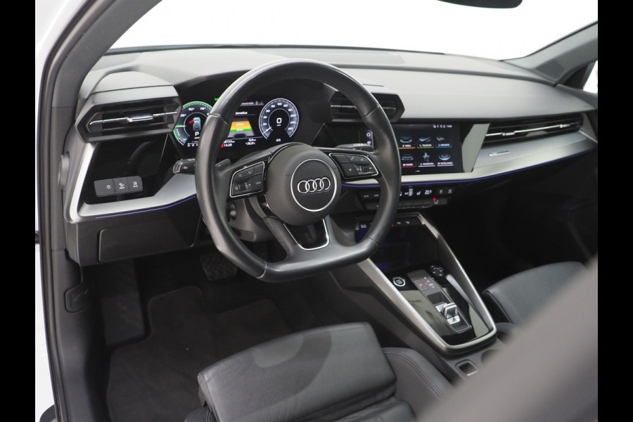 Audi A3 Sportback 40 TFSI e Full Black 204PK | Lederen Sportstoelen | Panoramadak | Camera | Keyless | Sfeerlicht | Carplay