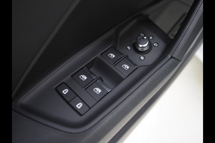 Audi A3 Sportback 40 TFSI e Full Black 204PK | Lederen Sportstoelen | Panoramadak | Camera | Keyless | Sfeerlicht | Carplay