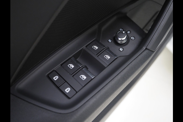 Audi A3 Sportback 40 TFSI e Full Black 204PK | Lederen Sportstoelen | Panoramadak | Camera | Keyless | Sfeerlicht | Carplay