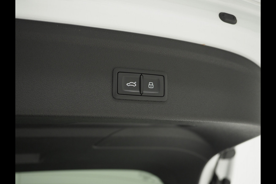 Audi A3 Sportback 40 TFSI e Full Black 204PK | Lederen Sportstoelen | Panoramadak | Camera | Keyless | Sfeerlicht | Carplay