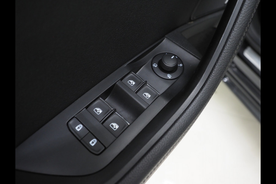 Škoda Superb Combi 1.4 TSI iV Laurin & Klement | Leder | Trekhaak | Massage | Canton | Keyless | Memory | Sfeerlicht | Carplay