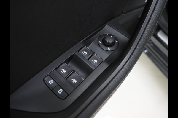Škoda Superb Combi 1.4 TSI iV Laurin & Klement | Leder | Trekhaak | Massage | Canton | Keyless | Memory | Sfeerlicht | Carplay