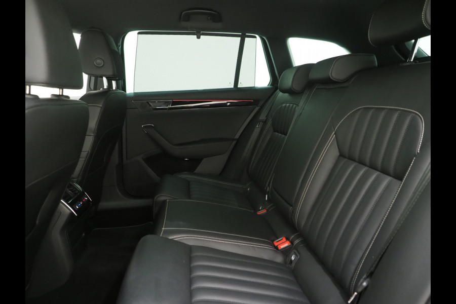 Škoda Superb Combi 1.4 TSI iV Laurin & Klement | Leder | Trekhaak | Massage | Canton | Keyless | Memory | Sfeerlicht | Carplay