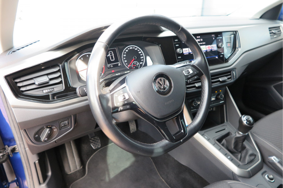 Volkswagen Polo 1.0 TSI 95pk Highline Trekhaak (afneembaar) , Stoelverwarming , PDC, Navi, Carplay, DAB+, Stuurwiel multifuntioneel, Cruisecontrol, Recent onderhouden , historie volledig hier bekend