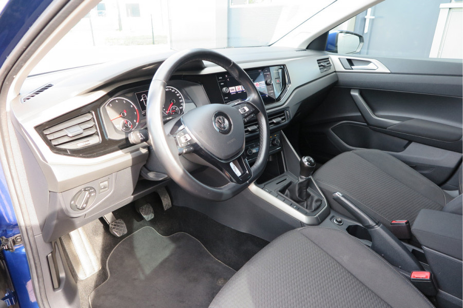 Volkswagen Polo 1.0 TSI 95pk Highline Trekhaak (afneembaar) , Stoelverwarming , PDC, Navi, Carplay, DAB+, Stuurwiel multifuntioneel, Cruisecontrol, Recent onderhouden , historie volledig hier bekend