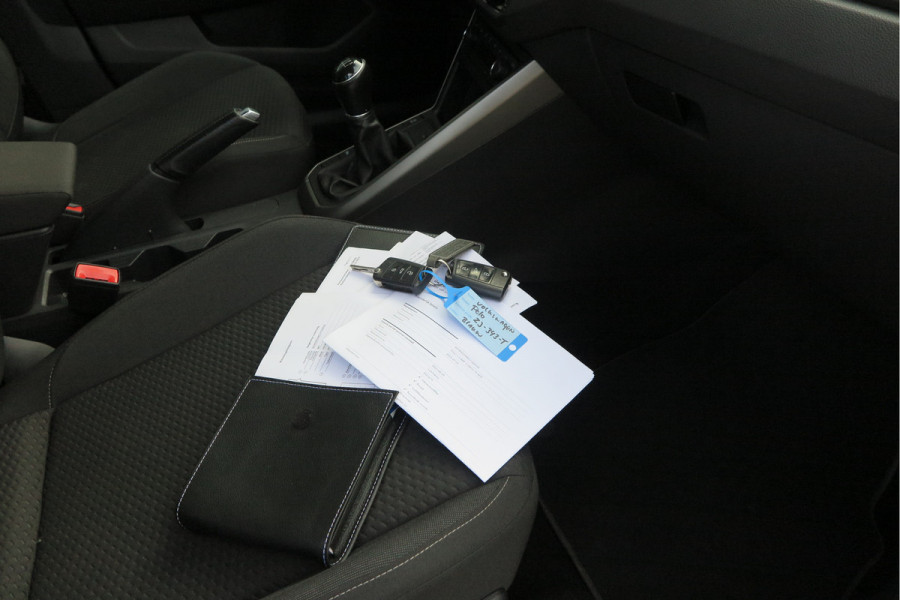 Volkswagen Polo 1.0 TSI 95pk Highline Trekhaak (afneembaar) , Stoelverwarming , PDC, Navi, Carplay, DAB+, Stuurwiel multifuntioneel, Cruisecontrol, Recent onderhouden , historie volledig hier bekend