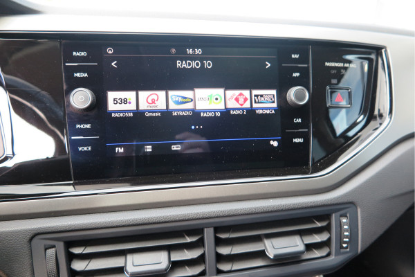 Volkswagen Polo 1.0 TSI 95pk Highline Trekhaak (afneembaar) , Stoelverwarming , PDC, Navi, Carplay, DAB+, Stuurwiel multifuntioneel, Cruisecontrol, Recent onderhouden , historie volledig hier bekend