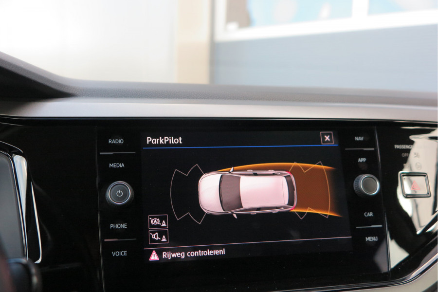 Volkswagen Polo 1.0 TSI 95pk Highline Trekhaak (afneembaar) , Stoelverwarming , PDC, Navi, Carplay, DAB+, Stuurwiel multifuntioneel, Cruisecontrol, Recent onderhouden , historie volledig hier bekend