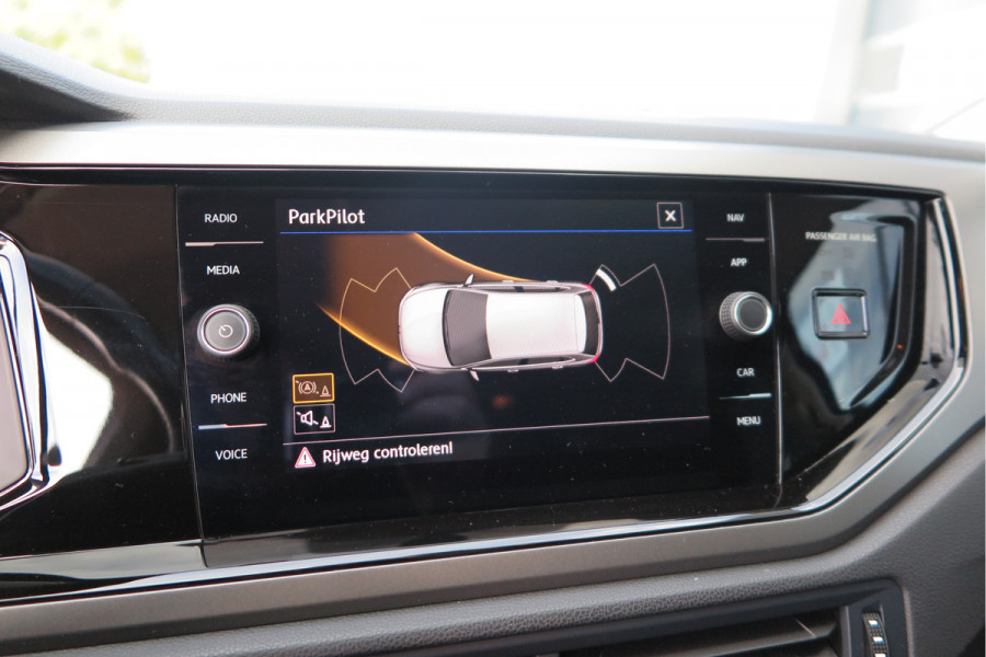 Volkswagen Polo 1.0 TSI 95pk Highline Trekhaak (afneembaar) , Stoelverwarming , PDC, Navi, Carplay, DAB+, Stuurwiel multifuntioneel, Cruisecontrol, Recent onderhouden , historie volledig hier bekend