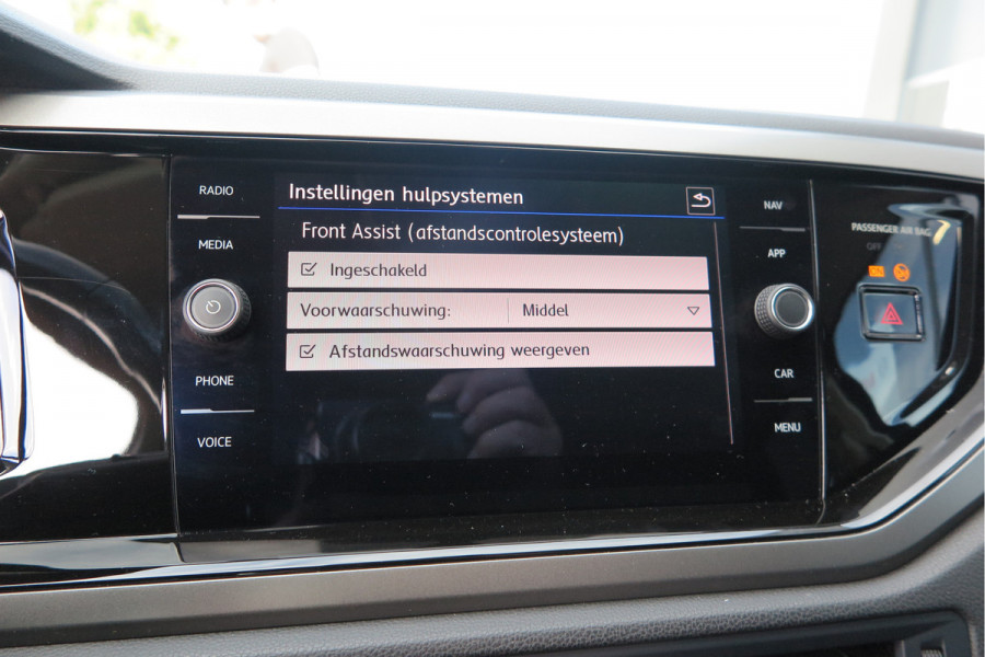 Volkswagen Polo 1.0 TSI 95pk Highline Trekhaak (afneembaar) , Stoelverwarming , PDC, Navi, Carplay, DAB+, Stuurwiel multifuntioneel, Cruisecontrol, Recent onderhouden , historie volledig hier bekend