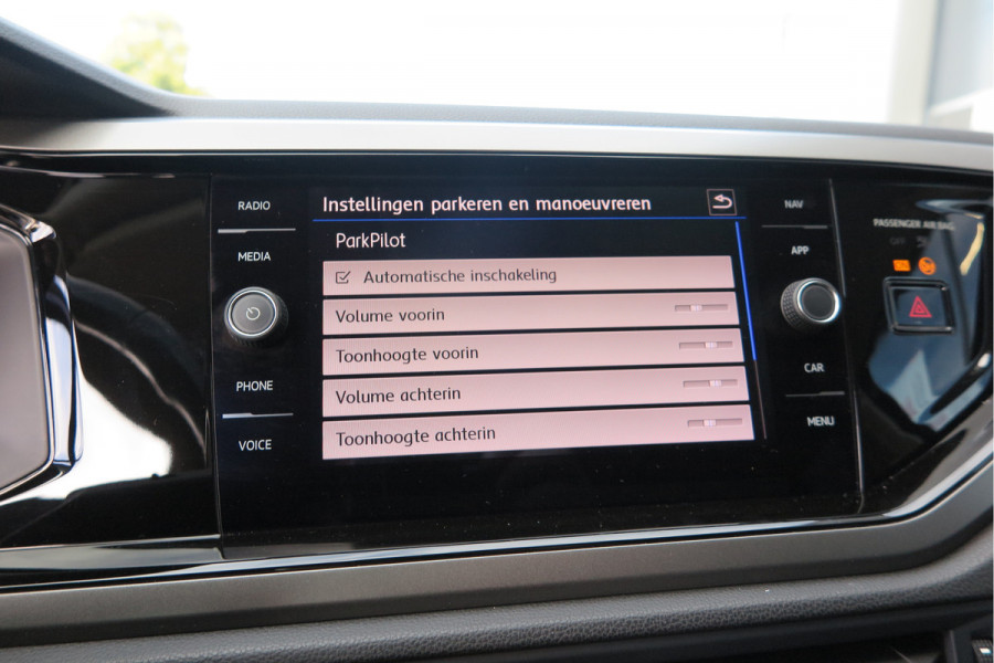 Volkswagen Polo 1.0 TSI 95pk Highline Trekhaak (afneembaar) , Stoelverwarming , PDC, Navi, Carplay, DAB+, Stuurwiel multifuntioneel, Cruisecontrol, Recent onderhouden , historie volledig hier bekend