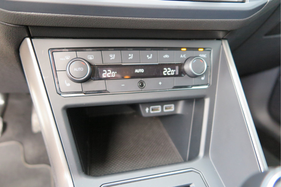 Volkswagen Polo 1.0 TSI 95pk Highline Trekhaak (afneembaar) , Stoelverwarming , PDC, Navi, Carplay, DAB+, Stuurwiel multifuntioneel, Cruisecontrol, Recent onderhouden , historie volledig hier bekend