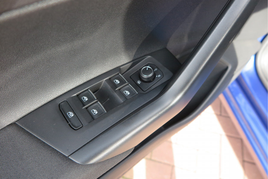 Volkswagen Polo 1.0 TSI 95pk Highline Trekhaak (afneembaar) , Stoelverwarming , PDC, Navi, Carplay, DAB+, Stuurwiel multifuntioneel, Cruisecontrol, Recent onderhouden , historie volledig hier bekend