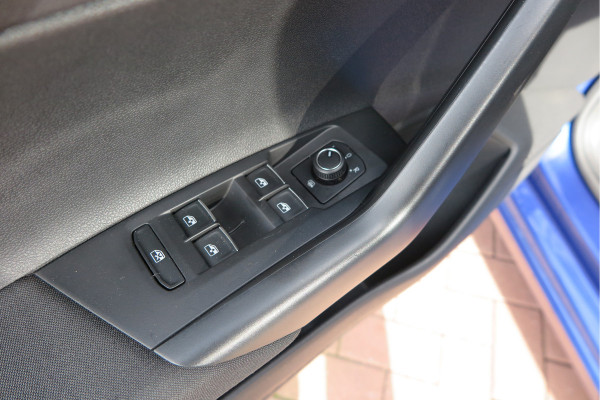 Volkswagen Polo 1.0 TSI 95pk Highline Trekhaak (afneembaar) , Stoelverwarming , PDC, Navi, Carplay, DAB+, Stuurwiel multifuntioneel, Cruisecontrol, Recent onderhouden , historie volledig hier bekend