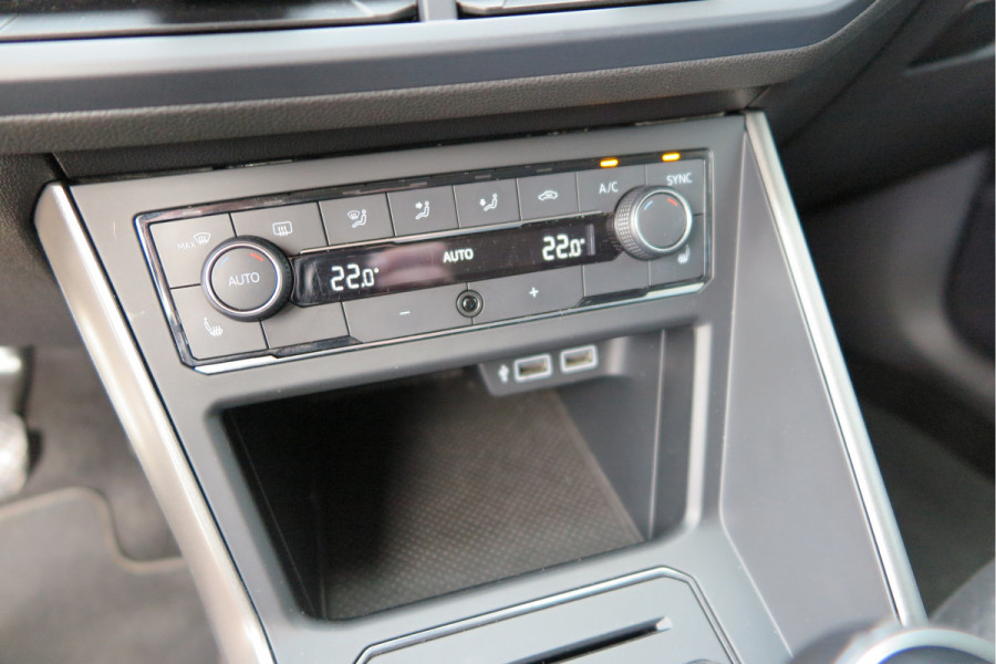 Volkswagen Polo 1.0 TSI 95pk Highline Trekhaak (afneembaar) , Stoelverwarming , PDC, Navi, Carplay, DAB+, Stuurwiel multifuntioneel, Cruisecontrol, Recent onderhouden , historie volledig hier bekend