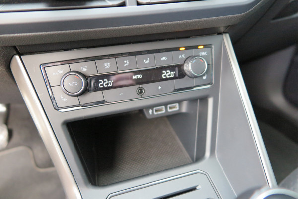 Volkswagen Polo 1.0 TSI 95pk Highline Trekhaak (afneembaar) , Stoelverwarming , PDC, Navi, Carplay, DAB+, Stuurwiel multifuntioneel, Cruisecontrol, Recent onderhouden , historie volledig hier bekend